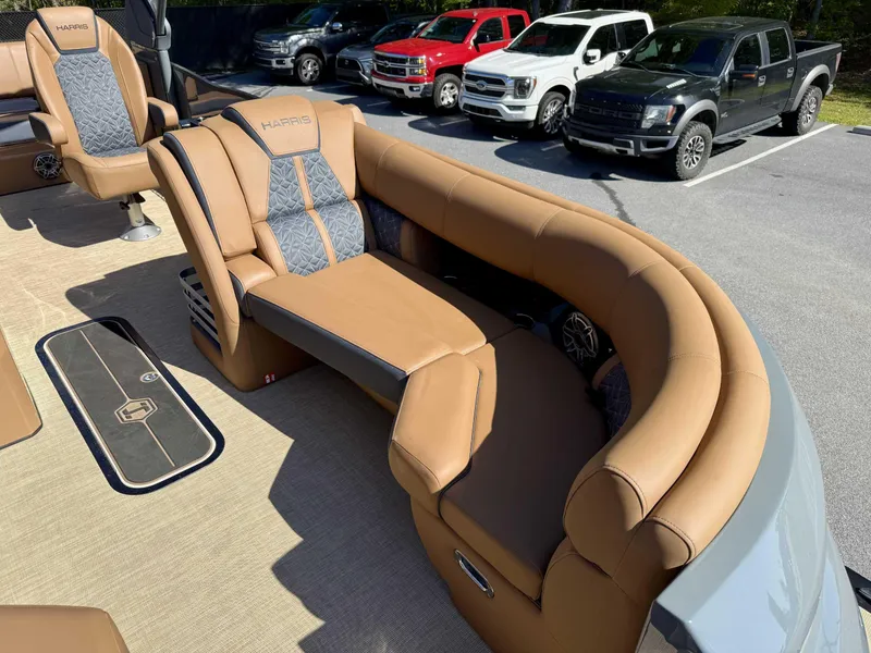 Slide: The Image of Harris Grand Mariner 230 SLDH 2025 - 11