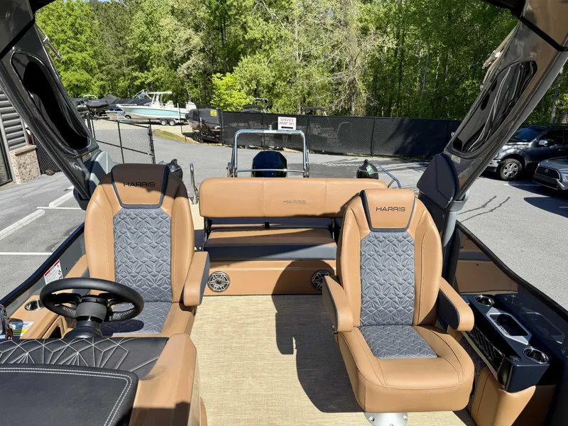 Slide: The Image of Harris Grand Mariner 230 SLDH 2025 - 12