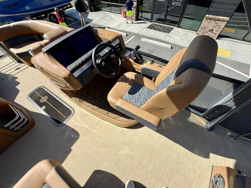 Slide: The Image of Harris Grand Mariner 230 SLDH 2025 - 17