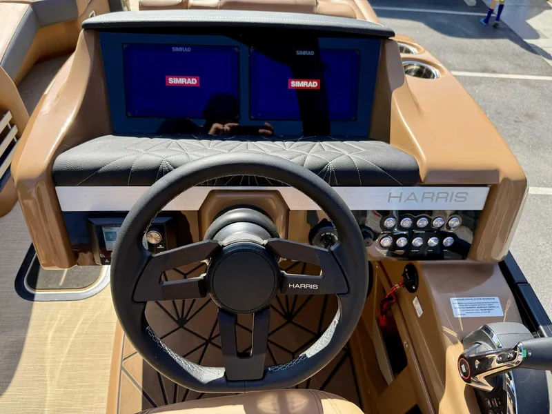 Slide: The Image of Harris Grand Mariner 230 SLDH 2025 - 18