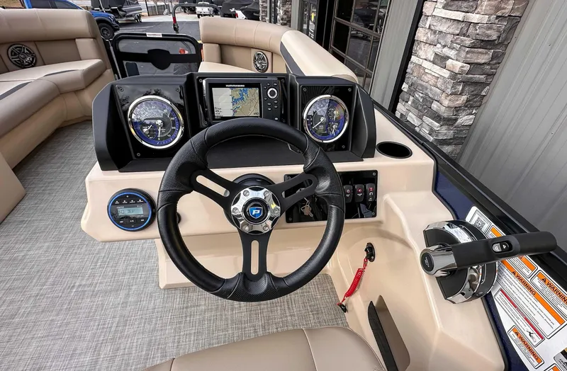 Slide: The Image of Premier 220 SUNSCAPE RL 2025 - 11