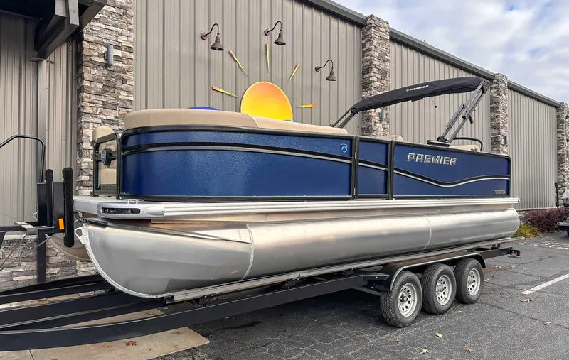 Slide: The Image of Premier 220 SUNSCAPE RL 2025 - 3