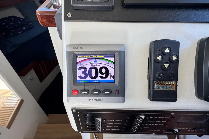 Slide: The Image of Garmin navigation system on 2010 Ocean Sport Roamer boat, displaying heading 309 degrees. - 9