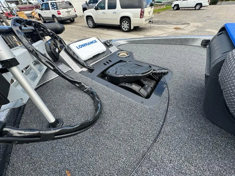 Slide: The Image of 2025 Ranger Z185 boat deck with Lowrance electronics and foot pedal control. - 2