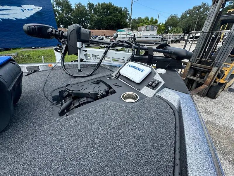 Slide: The Image of 2025 Ranger Z185 boat deck with Lowrance electronics and trolling motor. - 3