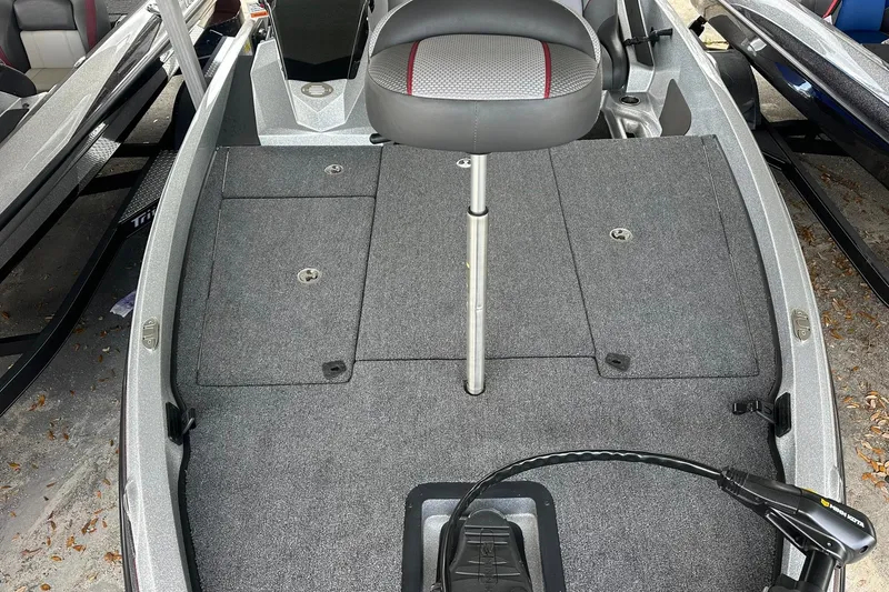 Slide: The Image of 2025 Ranger Z185 boat interior with gray carpet and adjustable seat. - 108