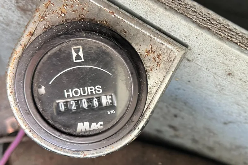 Slide: The Image of Hour meter showing 206 hours on a 2006 Bayliner 212 boat. - 9