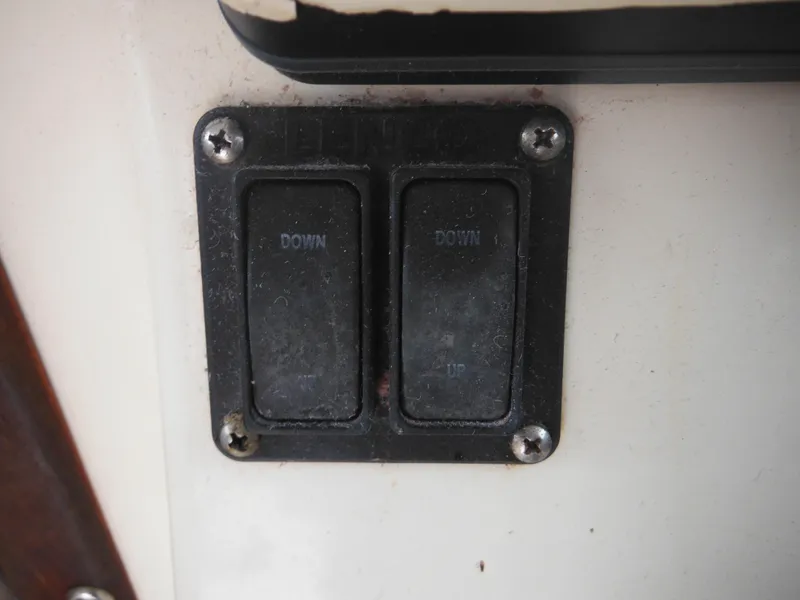Slide: The Image of Dual switches labeled "DOWN" on a 2002 Parker 2520 Modified Vee Sport Cabin boat. - 44