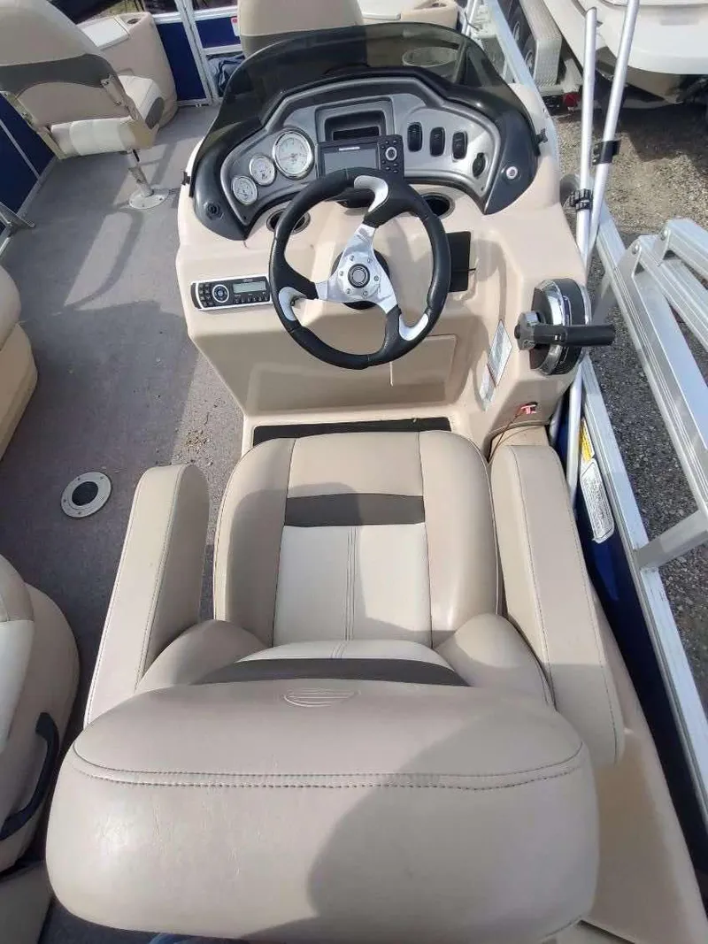 Slide: The Image of 2016 Sun Tracker Fishin' Barge 22 DLX boat interior with steering console and seating. - 13