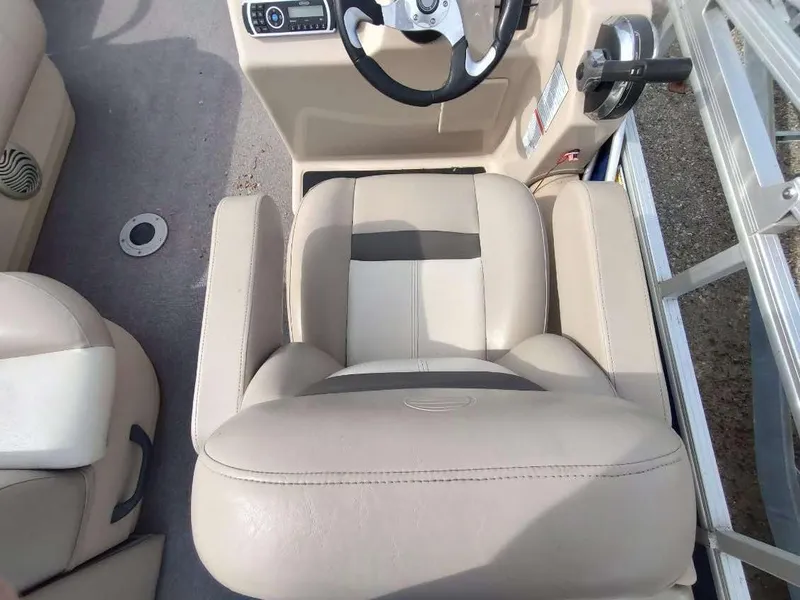 Slide: The Image of Captain's seat on 2016 Sun Tracker Fishin' Barge 22 DLX pontoon boat. - 18