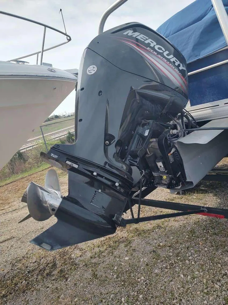 Slide: The Image of 2016 Sun Tracker Fishin' Barge 22 DLX with Mercury outboard motor. - 9