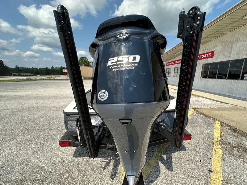 Slide: The Image of Skeeter FXR21 Apex 2021 - 8