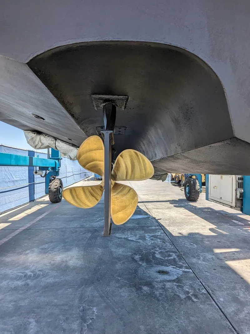Slide: The Image of Propeller of 1994 Sea Ray 400 Express yacht on dry dock. - 22