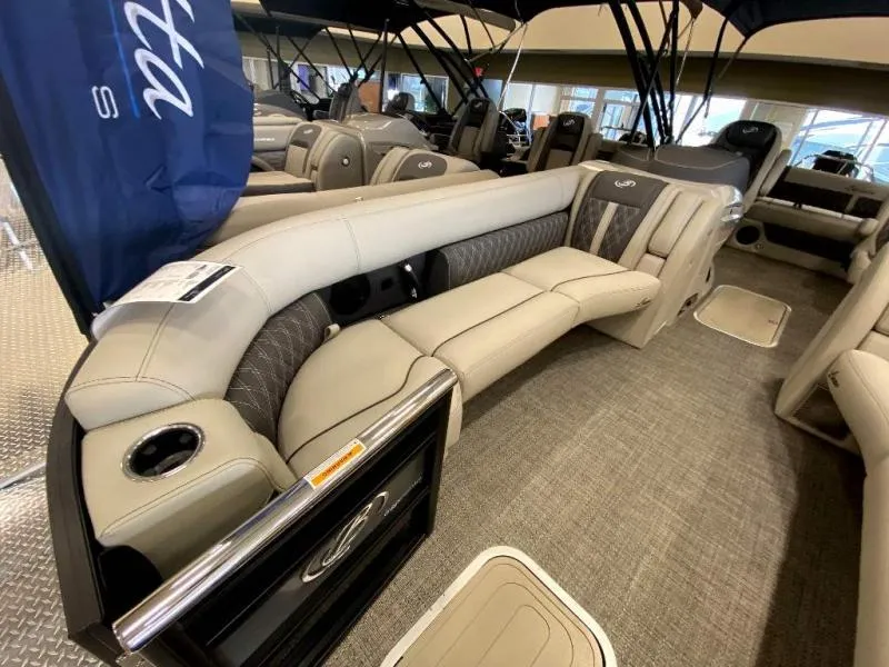 Slide: The Image of 2024 Lusso Ultra-Lounge 25UC interior with luxurious seating and modern design. - 20