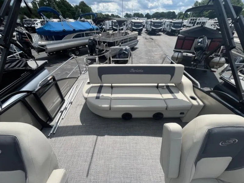 Slide: The Image of Aria A22UC 2024 - 11