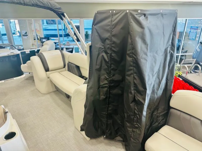 Slide: The Image of Mirage 8522 Party Fish 2025 - 12