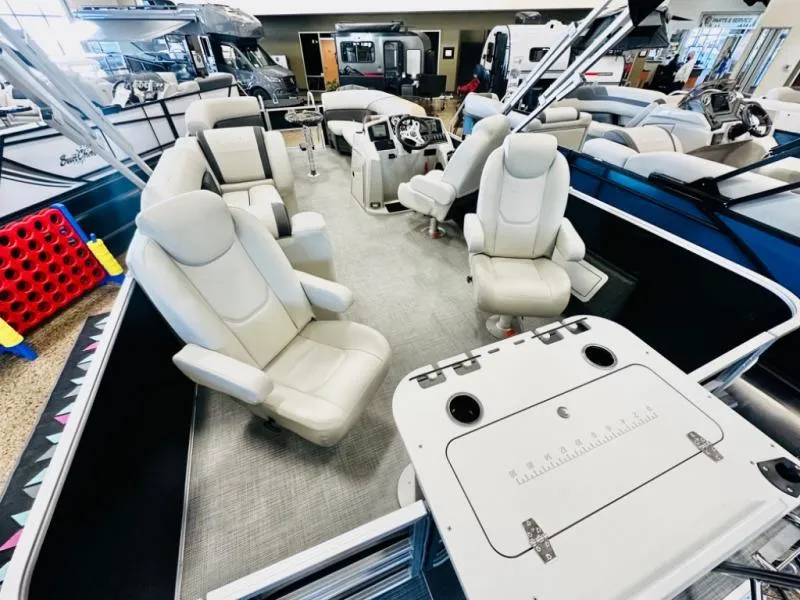 Slide: The Image of Mirage 8522 Party Fish 2025 - 13