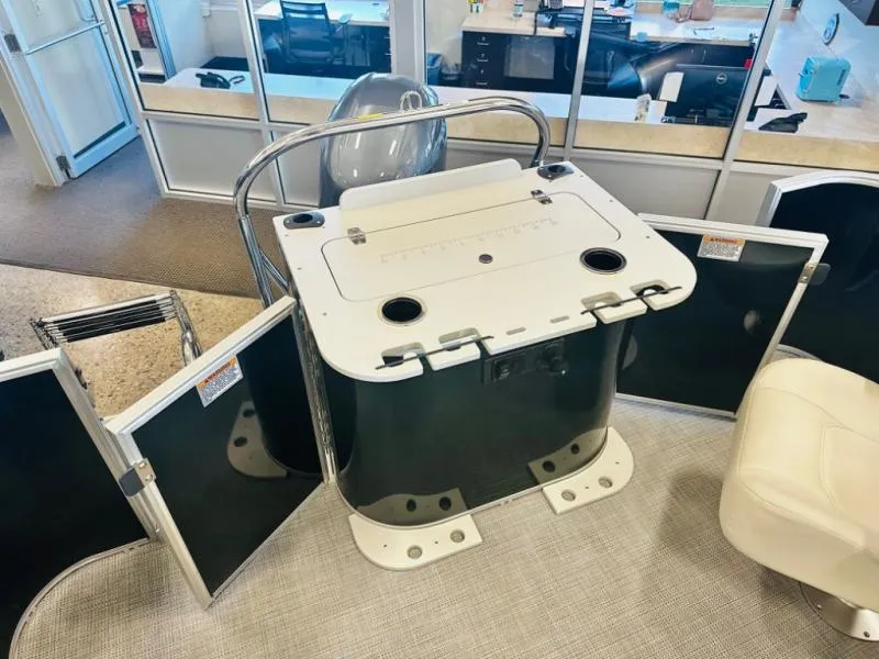 Slide: The Image of Mirage 8522 Party Fish 2025 - 17