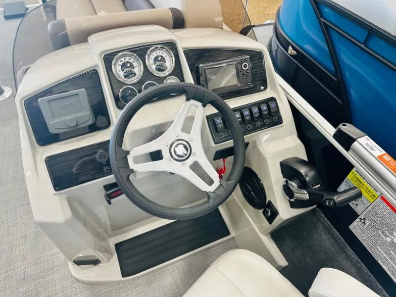 Slide: The Image of Mirage 8522 Party Fish 2025 - 8