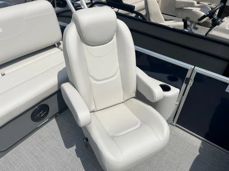 Slide: The Image of Mirage 8520 CLZ DH 2025 - 8