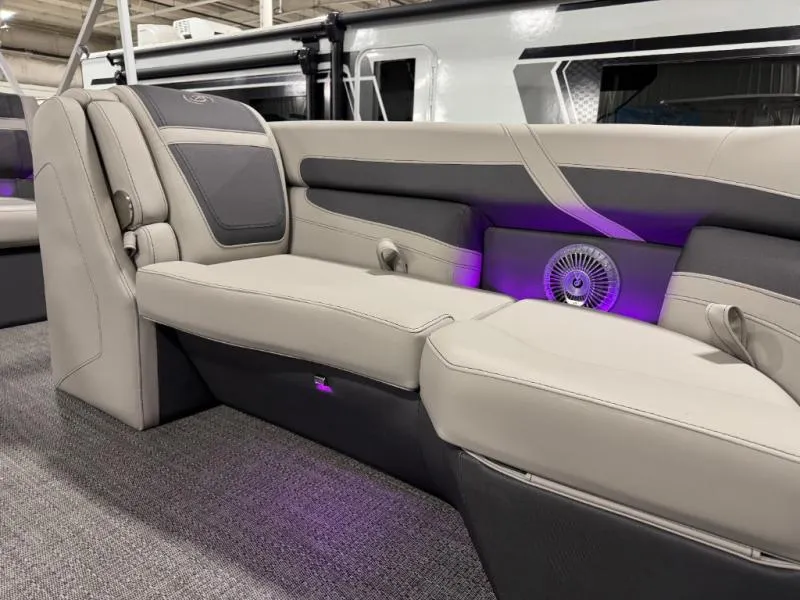 Slide: The Image of Cabrio Mid-Lounge C22M 2025 - 16