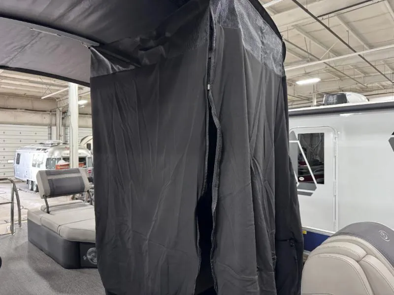 Slide: The Image of Cabrio Mid-Lounge C22M 2025 - 27