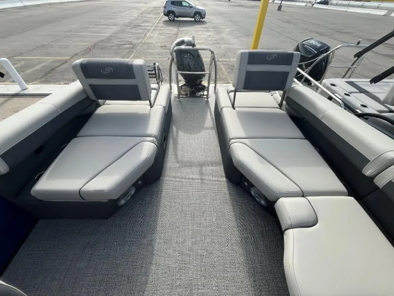 Slide: The Image of Cabrio Mid-Lounge C22M 2025 - 11