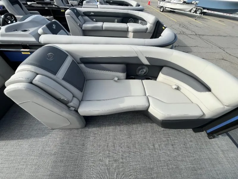Slide: The Image of Cabrio Mid-Lounge C22M 2025 - 5