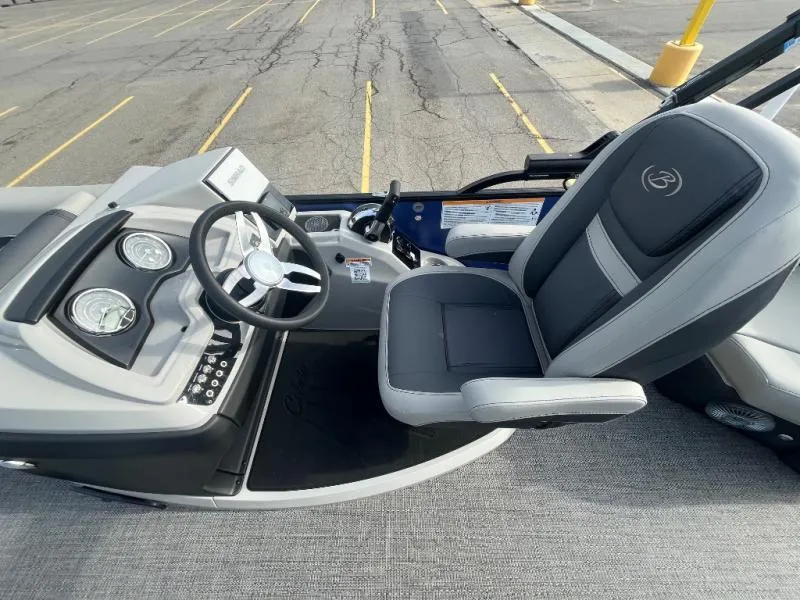 Slide: The Image of Cabrio Mid-Lounge C22M 2025 - 9