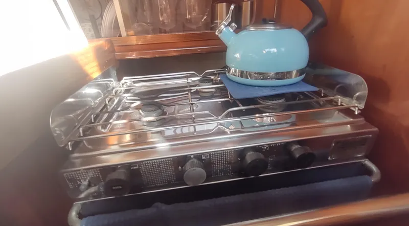Slide: The Image of Stove with blue kettle on Beneteau Oceanis 390 yacht, 1990 model. - 17
