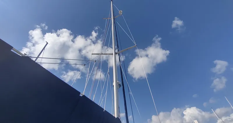 Slide: The Image of Sailboat mast of 1990 Beneteau Oceanis 390 against a blue sky with clouds. - 29