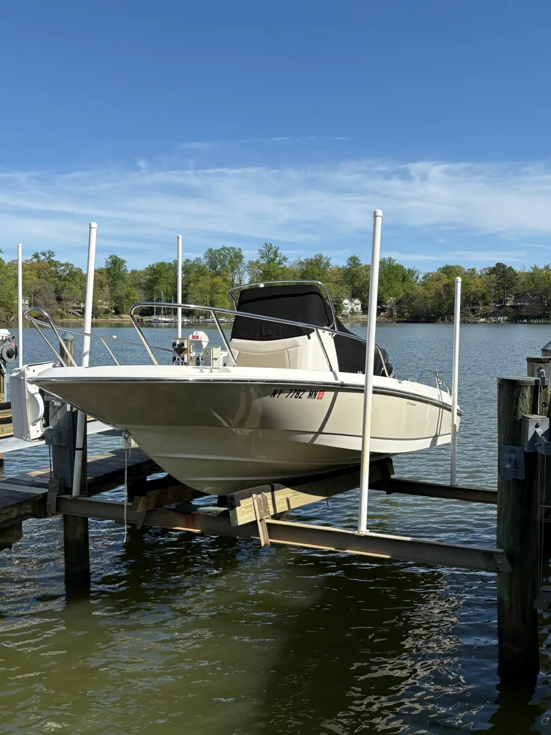 Slide: The Image of Boston Whaler Dauntless 210 2018 - 0