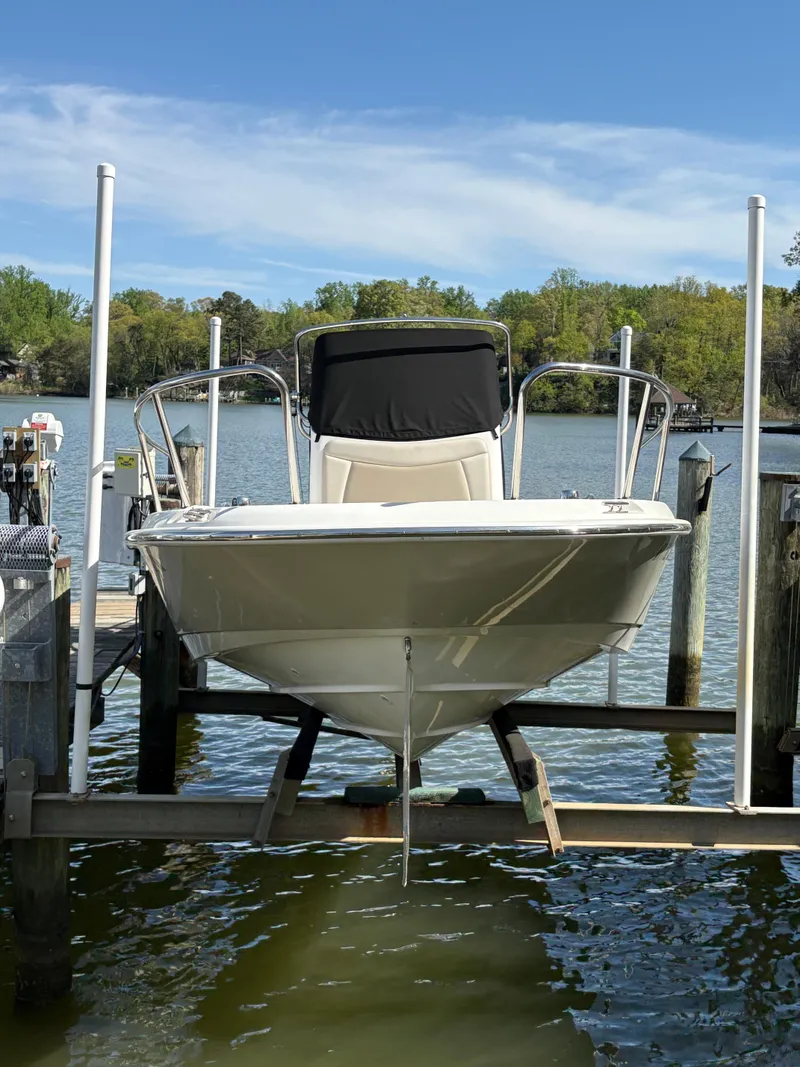 Slide: The Image of Boston Whaler Dauntless 210 2018 - 1