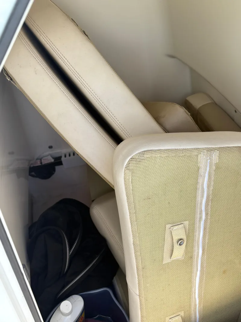 Slide: The Image of Boston Whaler Dauntless 210 2018 - 11