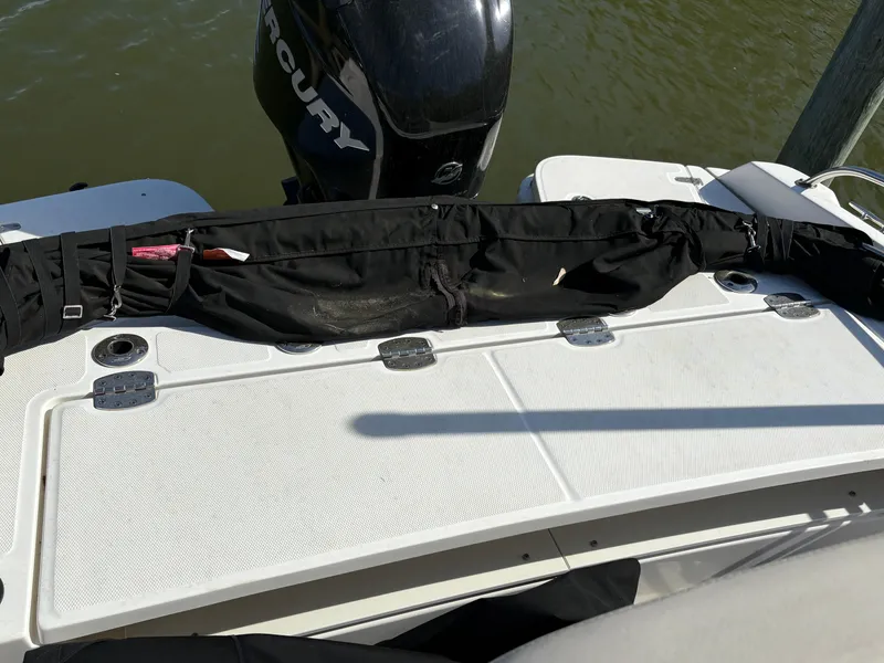 Slide: The Image of Boston Whaler Dauntless 210 2018 - 12