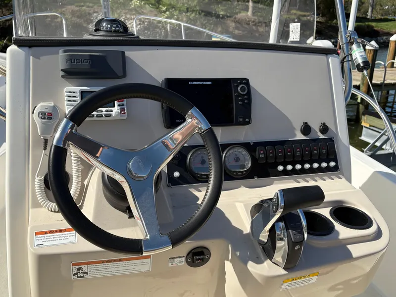 Slide: The Image of Boston Whaler Dauntless 210 2018 - 5