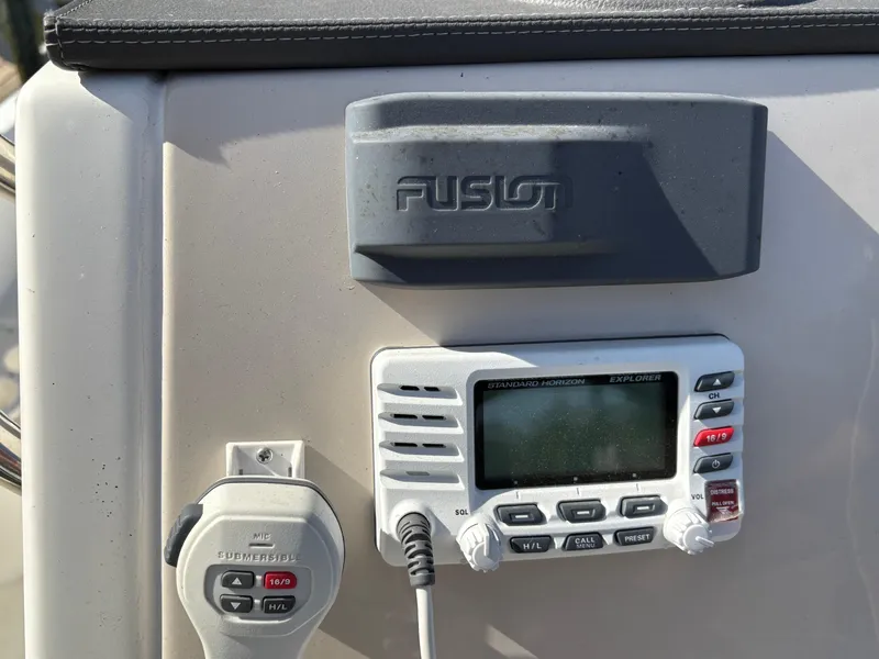 Slide: The Image of Boston Whaler Dauntless 210 2018 - 7