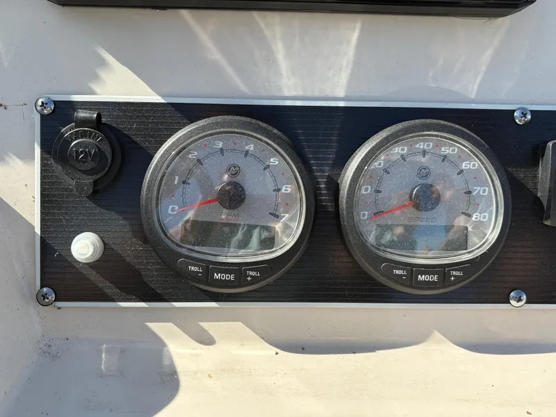 Slide: The Image of Boston Whaler Dauntless 210 2018 - 8