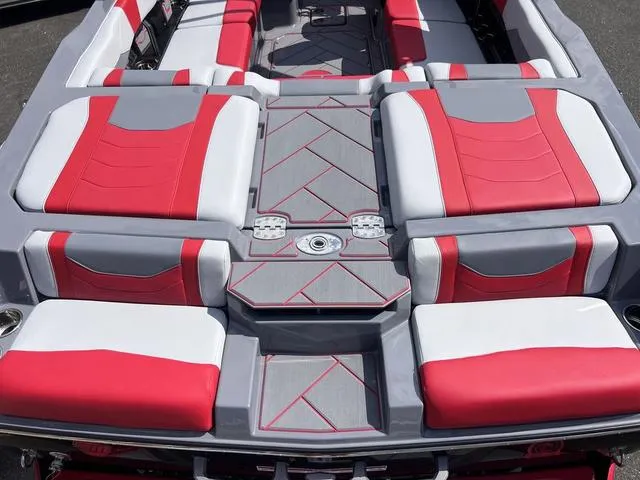 Slide: The Image of Malibu Wakesetter 23 LSV 2025 - 12