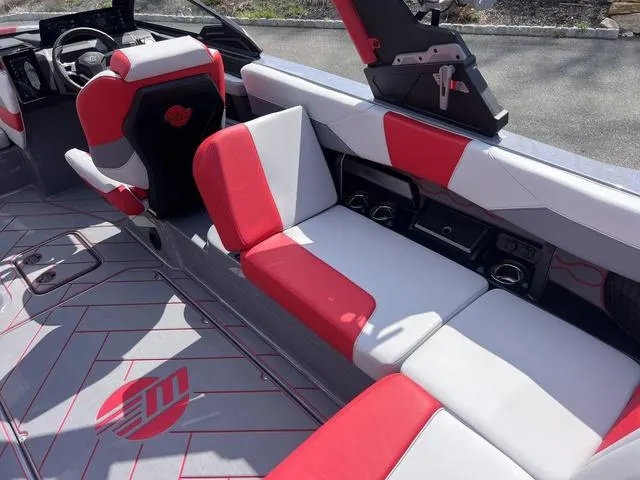 Slide: The Image of Malibu Wakesetter 23 LSV 2025 - 8