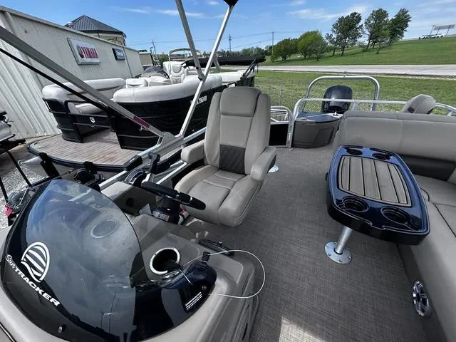 Slide: The Image of Sun Tracker Sportfish™ 20 DLX 2023 - 10