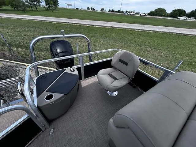 Slide: The Image of Sun Tracker Sportfish™ 20 DLX 2023 - 12