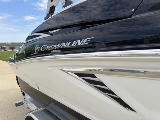 Slide: The Image of Crownline Boats 250 XSS 2025 - 10