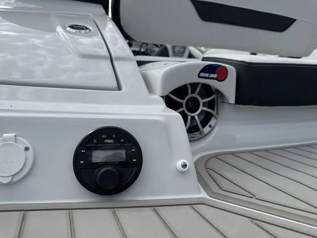 Slide: The Image of Crownline Boats 250 XSS 2025 - 3