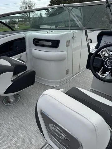 Slide: The Image of Crownline Boats 250 XSS 2025 - 5