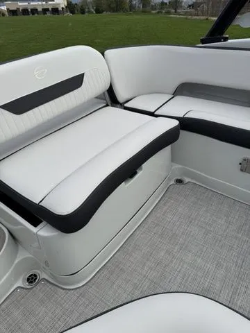 Slide: The Image of Crownline Boats 250 XSS 2025 - 9