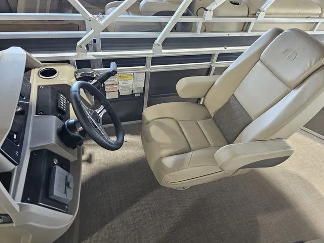 Slide: The Image of Sun Tracker Fishin' Barge 20 DLX 2025 - 3