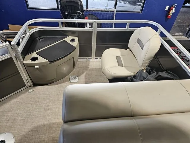 Slide: The Image of Sun Tracker Fishin' Barge 20 DLX 2025 - 4