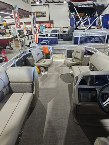 Slide: The Image of Sun Tracker Fishin' Barge 20 DLX 2025 - 5