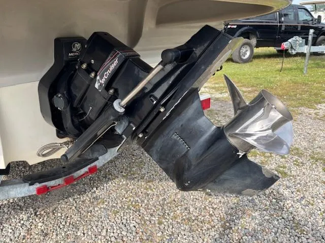 Slide: The Image of 2006 Sea Ray 200 Select boat with MerCruiser outdrive on gravel surface. - 38